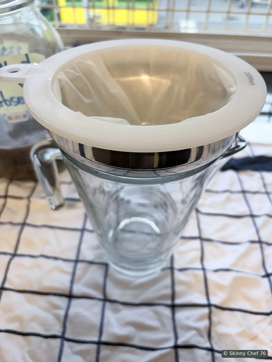 Der vorbereitete Filter über dem Auffanggefäss.