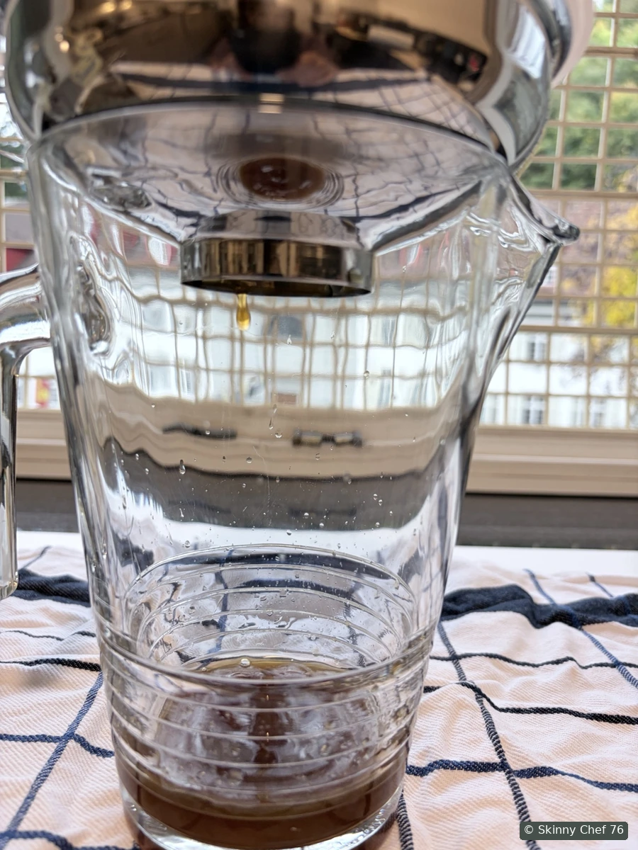 Die Flüssigkeit tropft langsam in das Glas.