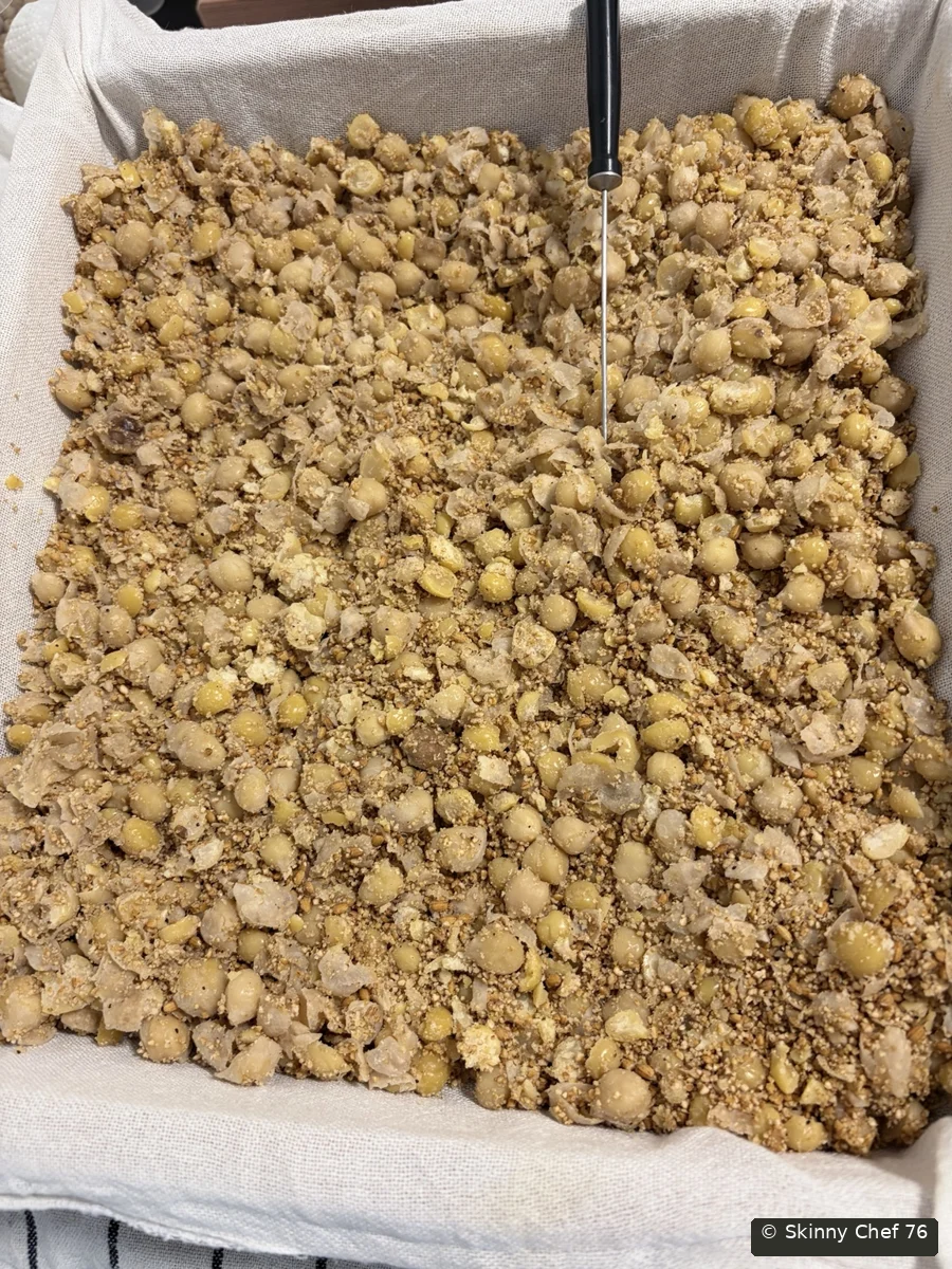 Kichererbsen und geschroteter Röstreis als Grundlage des Koji-Ansatzes.