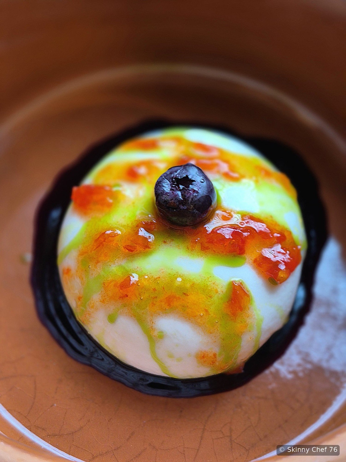 Verrückte Burrata – Burrata, Emulsion aus fermentierten Heidelbeeren, Jalapeño-Habanero-Konfitüre und Schnittlauchöl · Alessandro Casula