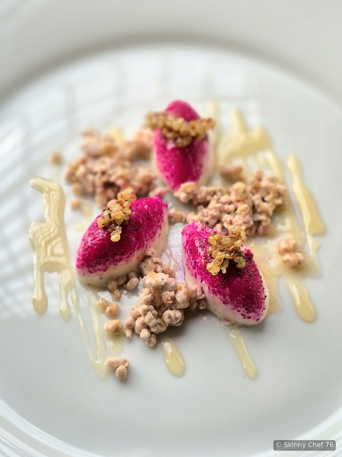 Cremoso aus weisser Schokolade, Mascarpone und Koji, dazu Sauerrahmglace mit Cashew-Haselnuss-Crumble, karamellisierter Perlgersten-Koji und Yuzu-Sirup · Alessandro Casula
