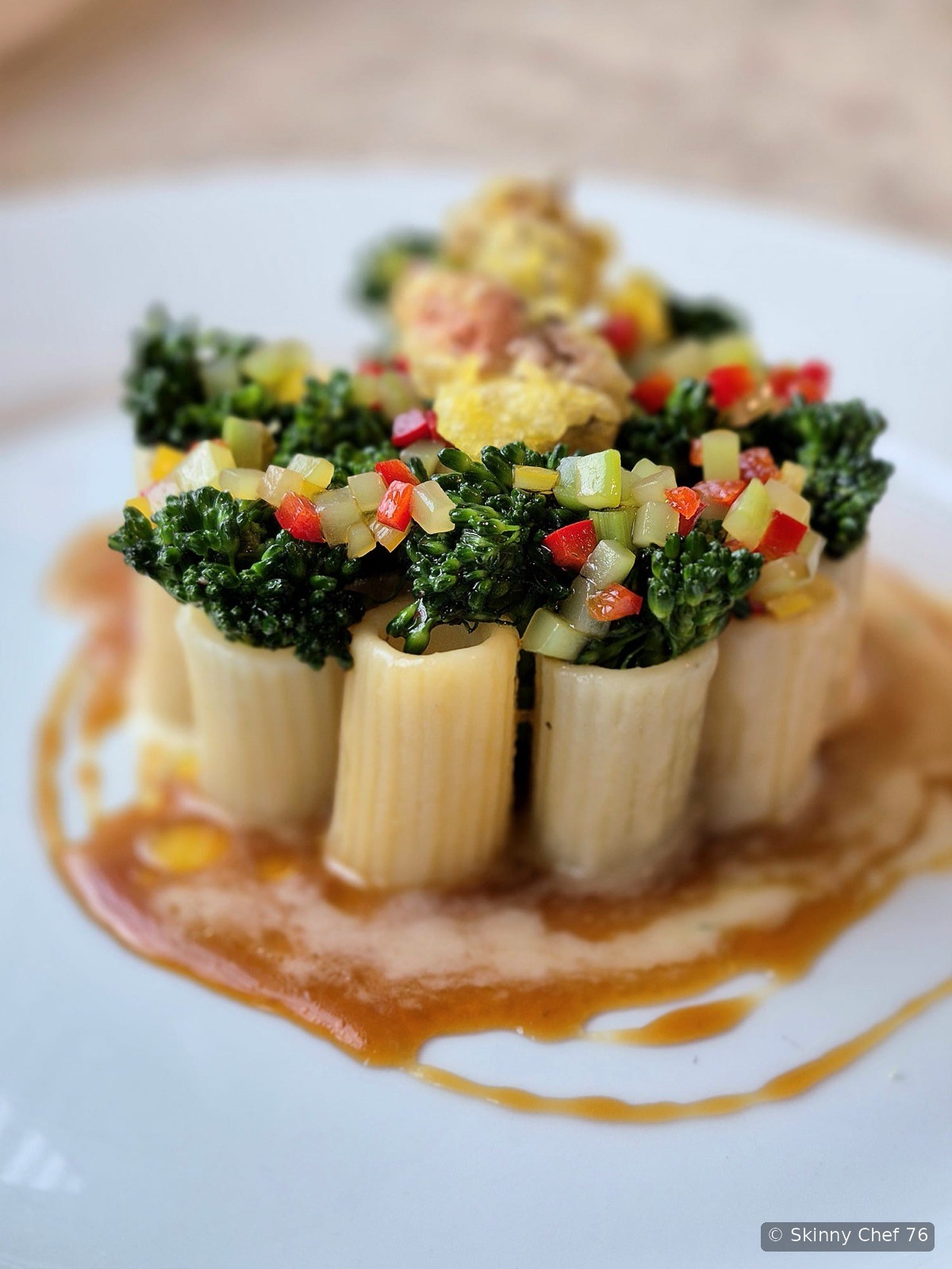 Ein halber Rigatone auf Reisen zwischen Italien und Japan – Knoblauch, Olivenöl und Peperoncino, Bimi-Brokkoli, Gruyère, leichte Teriyaki-Sauce und Sakura-Blüte im Tempurateig · Alessandro Casula