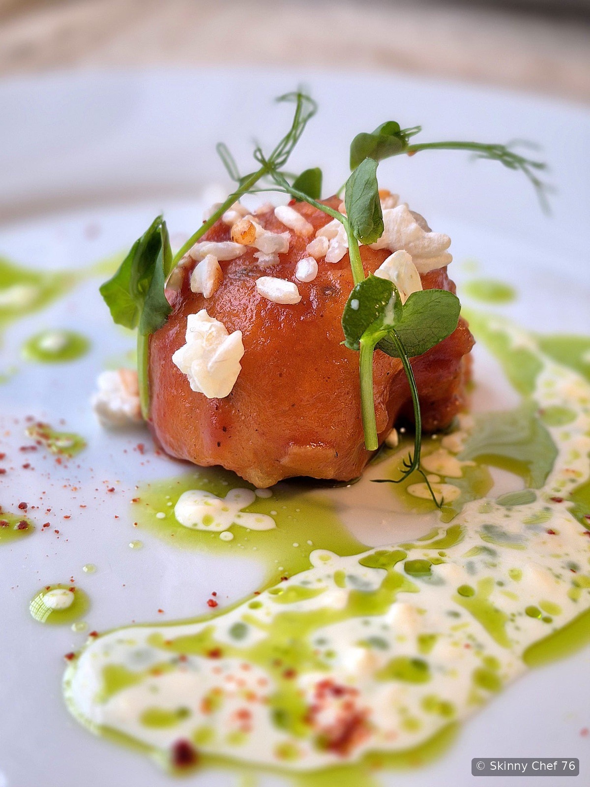 Mit Shio-Koji fermentierter Blumenkohl im Kokos-Sesam-Gochugaru-Teig, dazu Barbecue-Sauce mit Mirin, Reisessig und Kaffee-Shoyu, Ranch-Dressing sowie frischer Reis-Koji · Alessandro Casula