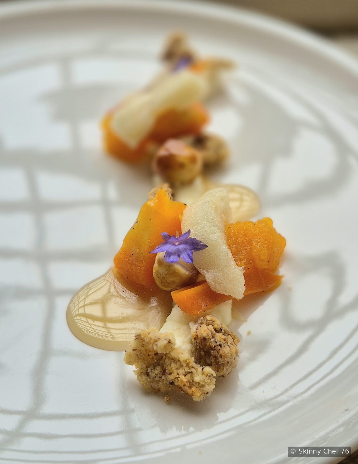 Koji-Chantilly, mit Yuzu glasierte Karotten, Yuzu-Gel, Karotten-Yuzu-Püree, Crumble aus gelbem Erbsenmiso, mit Yuzu karamellisierte Macadamianüsse und Yuzu-Nuage · Alessandro Casula