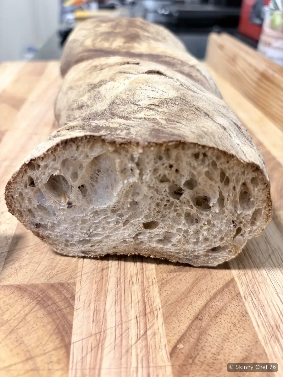Die Krume des aufgeschnittenen Sauerteigbrots.