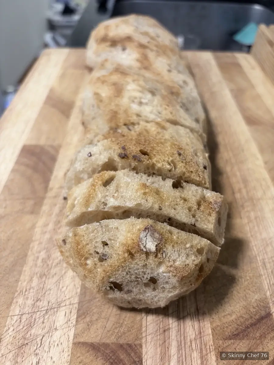Das Brot wird für den Ansatz vorbereitet.