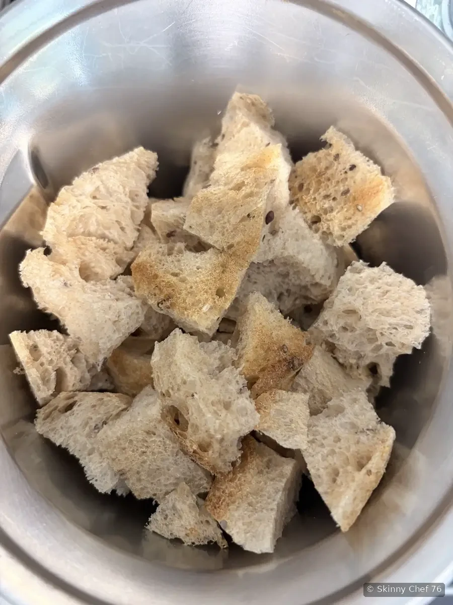 Brotstücke im Mixtopf, bereit zum Zerkleinern.