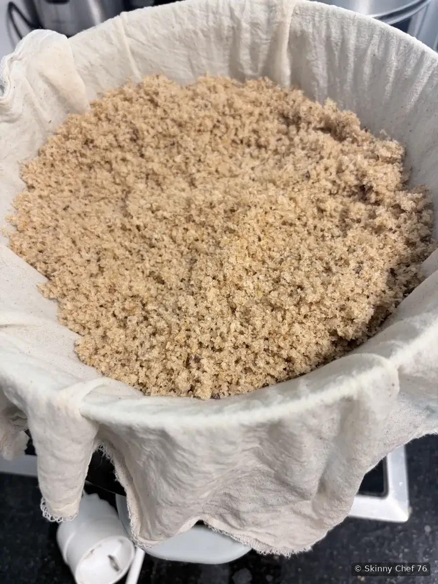Fein zerkleinertes Brot im mit einem Tuch ausgelegten Einsatz.