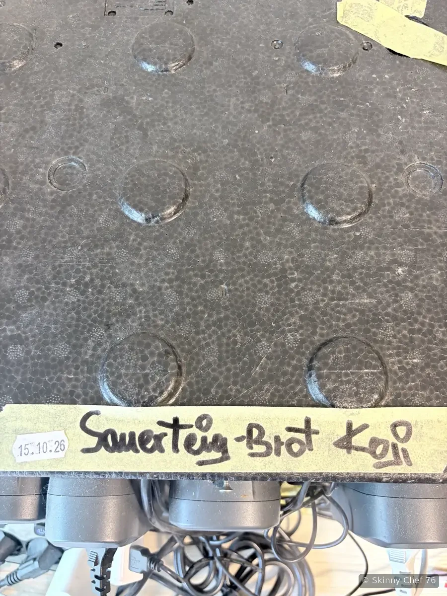 Beschriftet und datiert: Sauerteigbrot-Koji, 15. Oktober 2026.