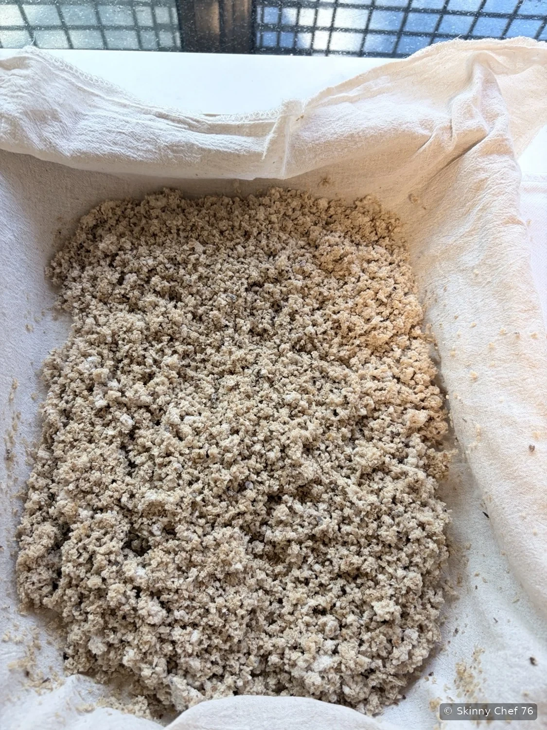Sauerteigbrot-Koji im mit einem Tuch ausgelegten Einsatz.