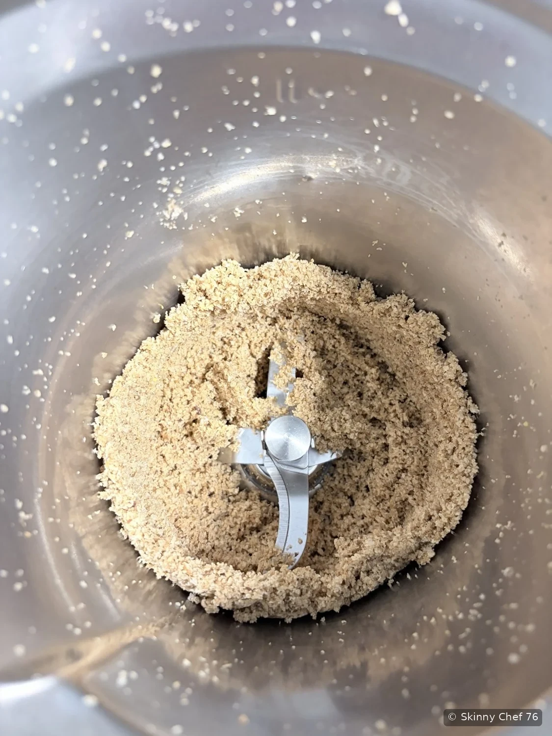Der zerkleinerte Brot-Koji im Mixtopf.