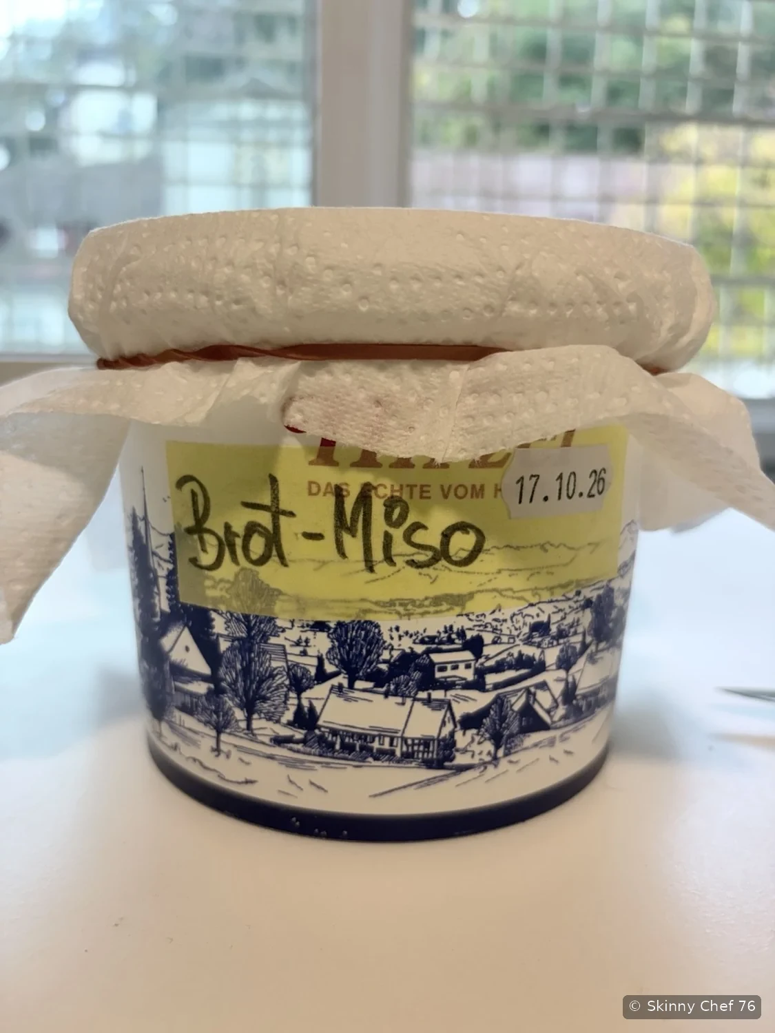 Beschriftet und datiert: der kleine Brot-Miso-Testansatz vom 17. Oktober 2026.