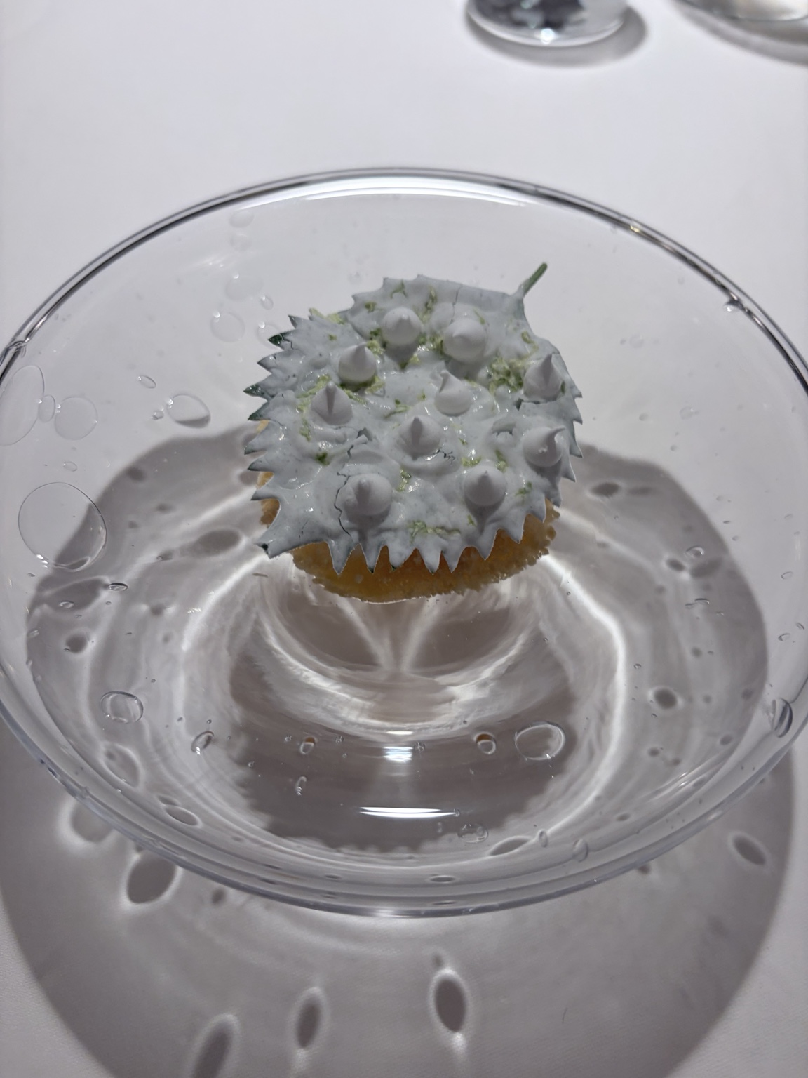 ⑥ „Frozen Shiso“ – Reineclaude, Joghurt und weiße Schokolade