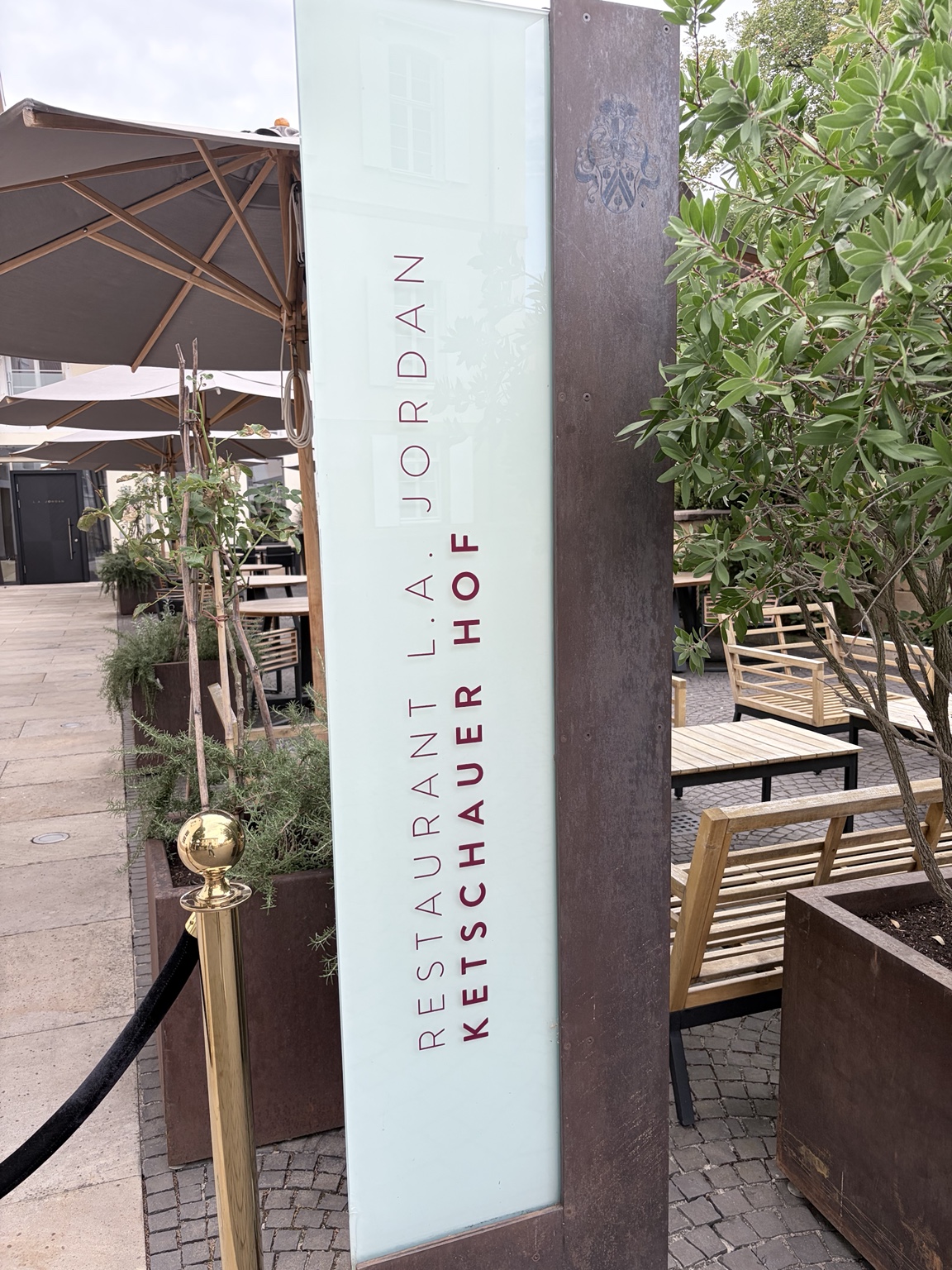 Schild des Restaurants L.A. Jordan im Ketschauer Hof
