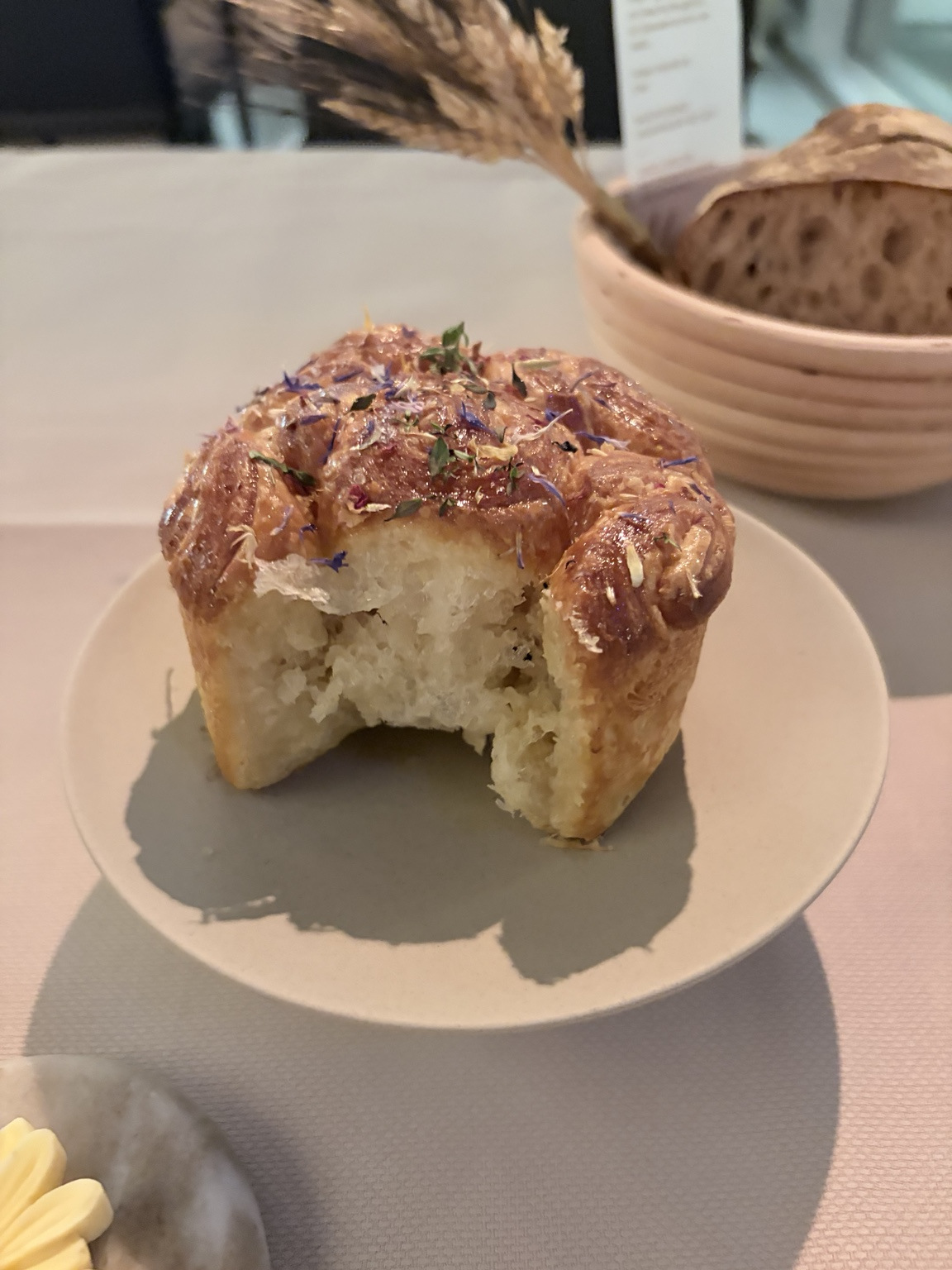 Dinkelbrioche mit Honig und Zitronenthymian – aufgebrochen