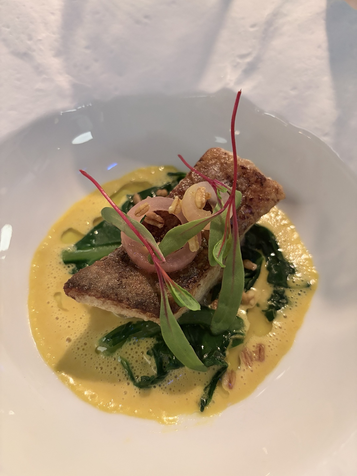 Filet vom Schweizer Alpenzander · Safran Beurre Blanc · Aubergine · Mangold