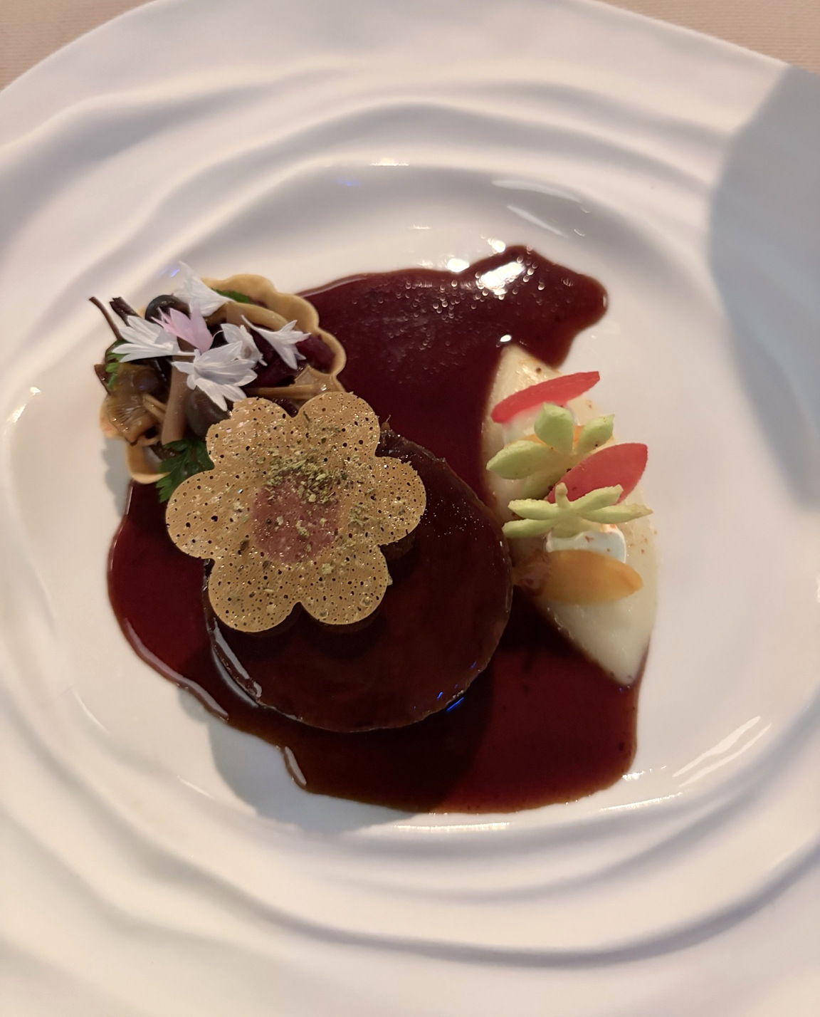Konfierter Brasato vom Emmentaler Black Angus Rind · Pastinake · Pilztörtchen · Rotkabis