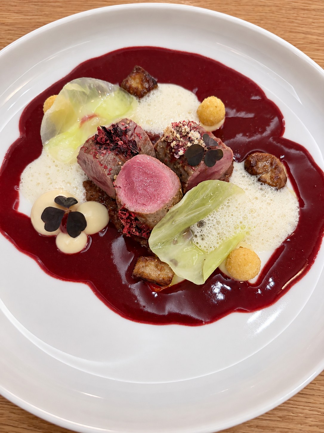 Rehrücken vom Sonnenberg · Cassis, Sellerie, Spitzkohl